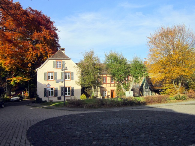 Rarität: Stilvolles Gebäudeensemble mit historischem Hintergrund – mit Park und altem Baumbestand! Rarität: Stilvolles Gebäudeensemble mit historischem Hintergrund – mit Park und altem Baumbestand!
