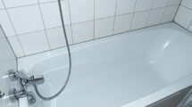 Badewanne mit Duschmöglichkeit